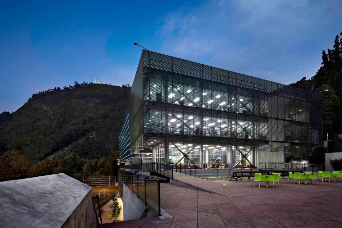 Los Andes University Sports Center - Modern glass facade and concrete structure set against mountain landscape - Felipe Gonzalez Pacheco.webp